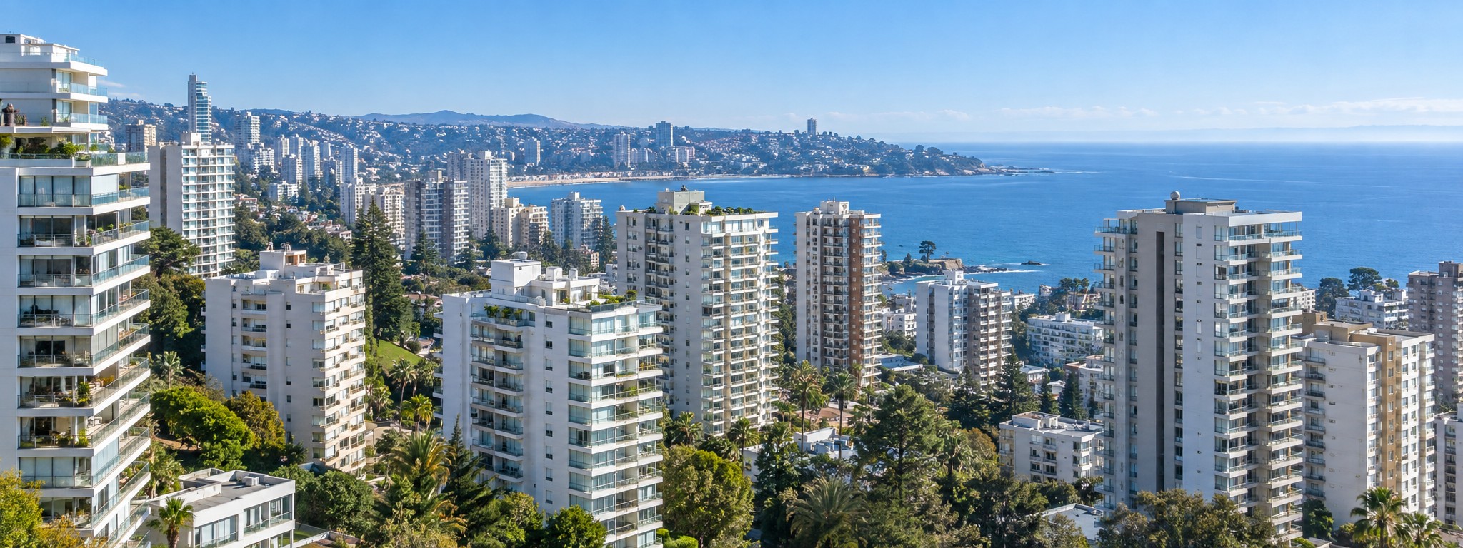 Vista de una ciudad costera con numerosos edificios residenciales